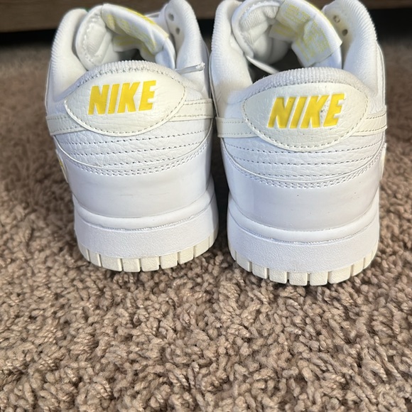 NIB WMNS Nike Dunk Low - Picture 3 of 5